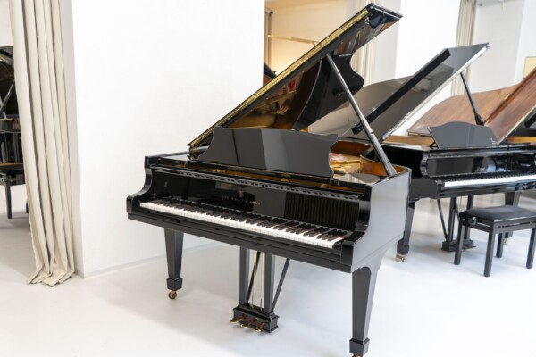 Steinway & Sons - Modell B-211