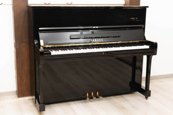 Gebrauchtes Yamaha U1 Klavier mit geöffneter Tastaturklappe