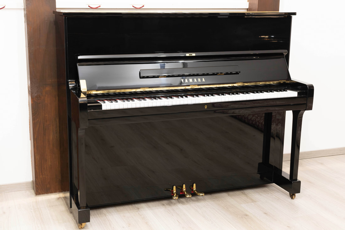 Gebrauchtes Yamaha U1 Klavier mit geöffneter Tastaturklappe