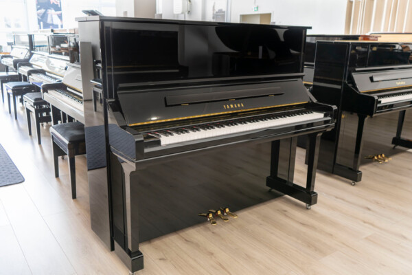 Yamaha YU33 von 2016 in Schwarz poliert – Gesamtansicht im KlavierLoft